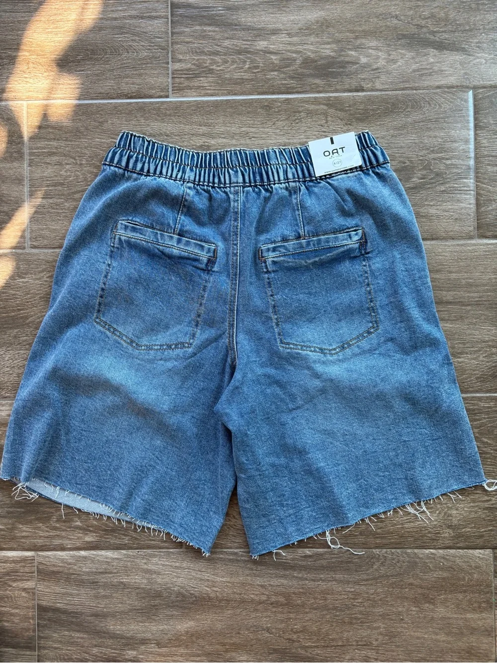 Women's Blue Denim Mid-Rise Wide Leg Comfort Shorts Raw Hem size 4 New Longer